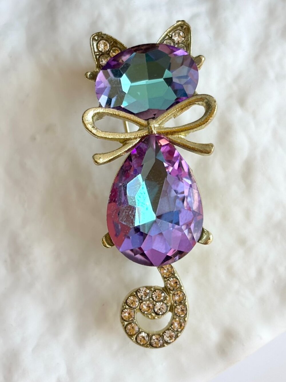 Iridescent Rhinestone Bowtie Kitten Kitty Cat Figural Gold Toned Brooch Pin